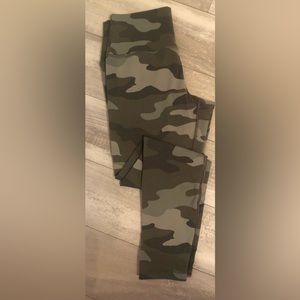 vs pink rhtf  camo leggings size large ❌Final Price